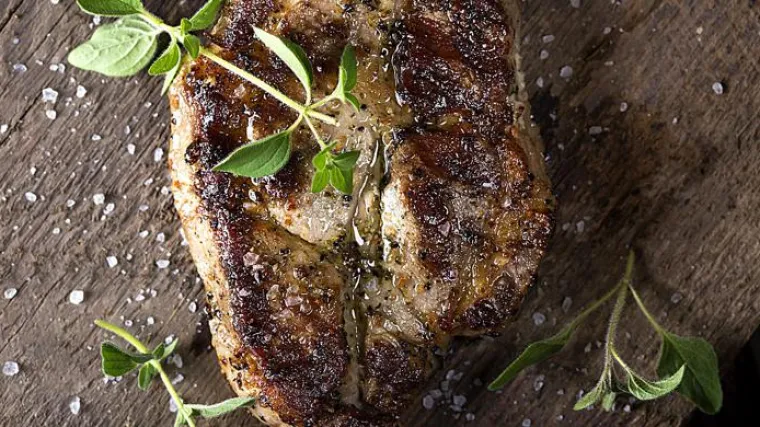 Marinirani svinjski vrat s grilla i salata od rajčice