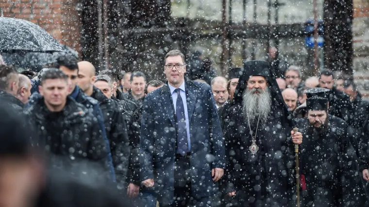 Mediji pod kontrolom, izmišljanje neprijatelja i predsjednik koji radi što hoće. Naprimjer, docira Hrvatskoj