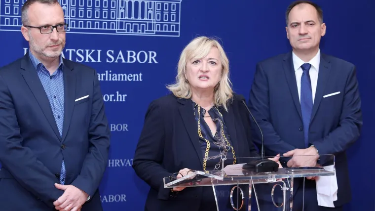 'Ne možete istovremeno biti članica Vlade i prozivati premijera za igre moći'