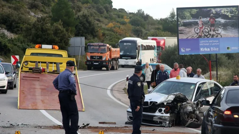 U sudaru četiriju auta strada djevojčic koja se bori za život