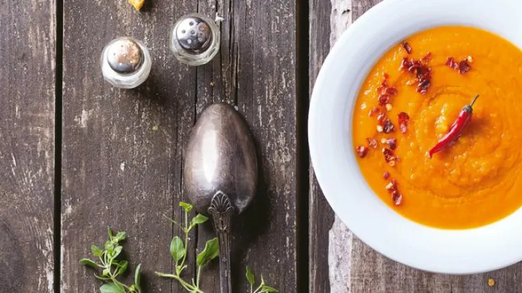 Kremasta juha od mrvke s čili papričicom