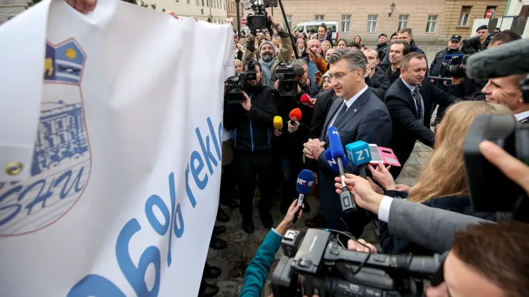 Premijer iznenada iza&scaron;ao pred prosvjetare: 'Bitno je da svi skupa znate...' Oni mu pred nos podigli transparent!