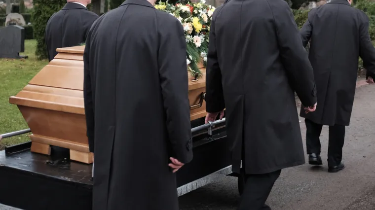 Tražite posao: Njemačkoj nedostaje 'ljudi u crnom', sada to rade umirovljenici i studenti