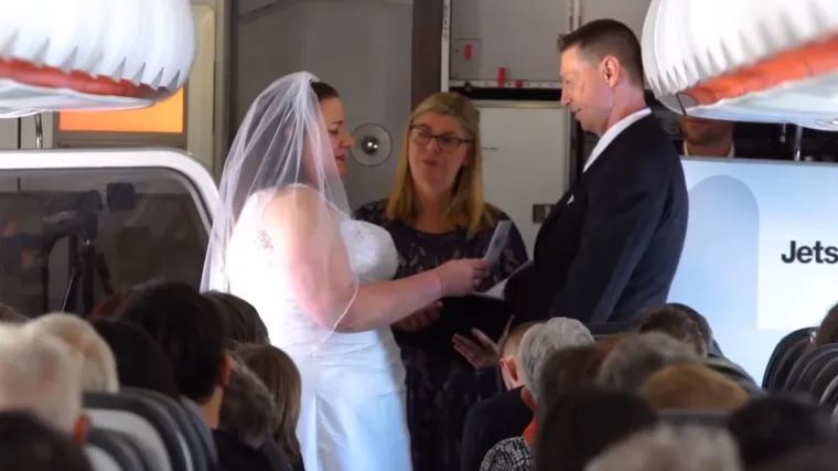 VIDEO Na pola puta između dvije zemlje: Vjenčali se u avionu, na 10.000 metara!
