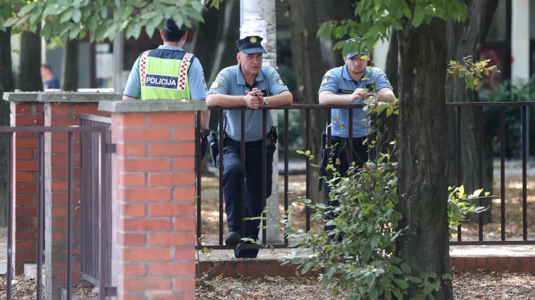 Pokušao ga je izbosti i ubiti, ali, srećom, nije uspio. Onda se potukao s drugim policajcem