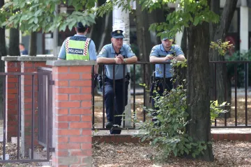 Pokušao ga je izbosti i ubiti, ali, srećom, nije uspio. Onda se potukao s drugim policajcem