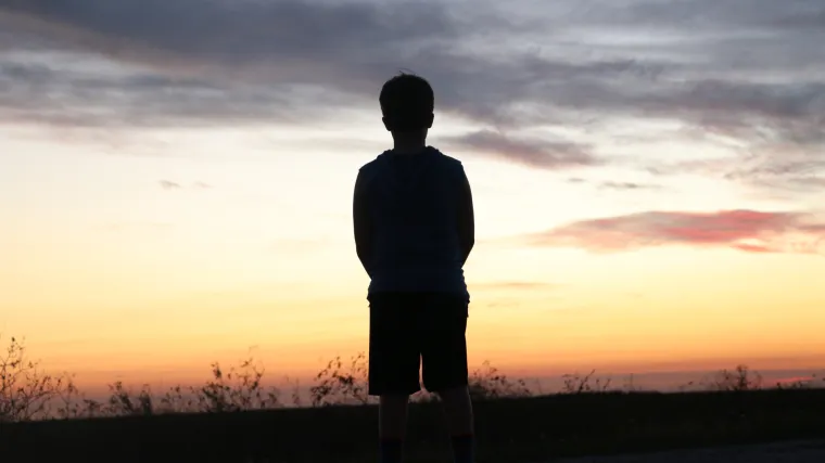 Roditelji sina (9) izbacili iz stana: Spava u starom autu ispred zgrade, ne jede, ne ide u &scaron;kolu...