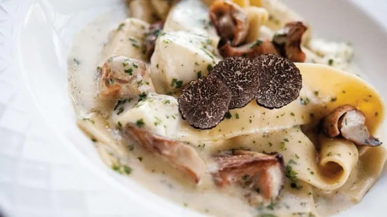 &Scaron;iroki rezanci sa svježim tartufom i mozzarellom