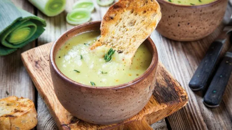 Kremasta juha od proiluka s crostinima od kruha