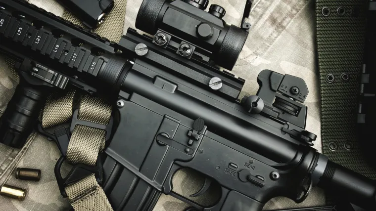 Naoružani mu&scaron;karac upao na &scaron;kolski sat s pu&scaron;kom i ispalio dva metka u strop; Napadača svladao profesor