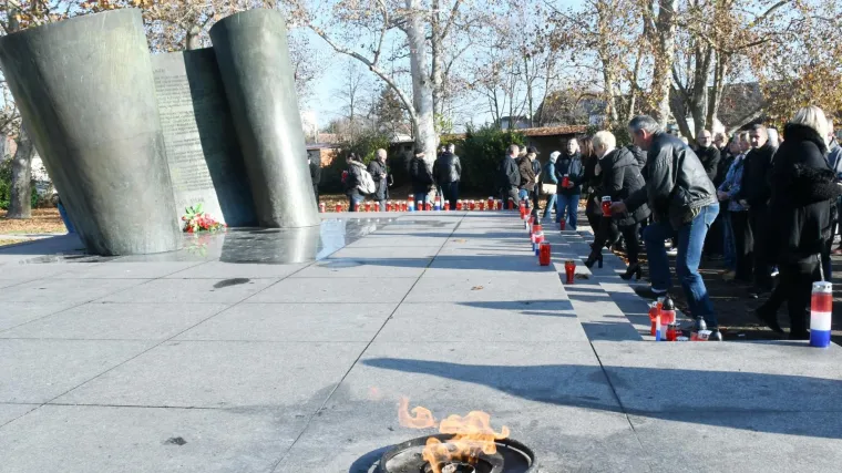 Uni&scaron;teni spomenik naveo ih na apel o potrebi čuvanja vrijednosti i digniteta poginulih u ratu