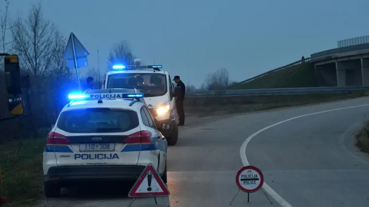 Na njega je naletio vozač (19), od siline udarca odbačen je u kanal