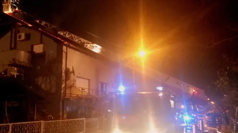 Čak 27 vatrogasaca gasilo krov kuće