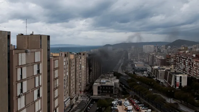 Jedan vatrogasac zadržan u bolnici: 'Temperatura je bila toliko visoka da su se topile lampe'