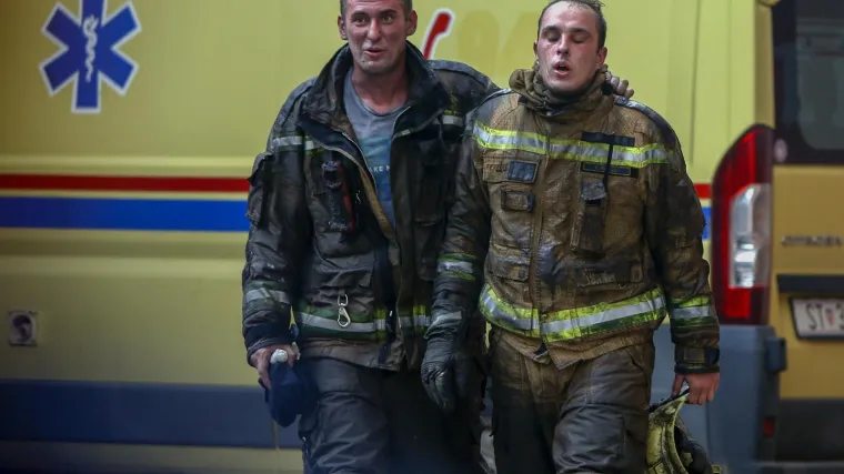 Izmučena lica heroja: Nakon ga&scaron;enja velikog požara u Splitu, vatrogasci su doslovno padali s nogu od umora