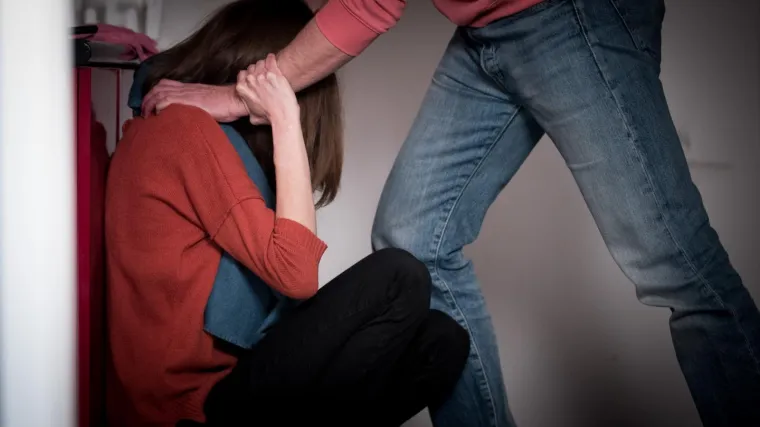 Sve zbog naru&scaron;enih odnosa u vezi: Mu&scaron;karac (23) istukao djevojku (38) i te&scaron;ko ju ozlijedio