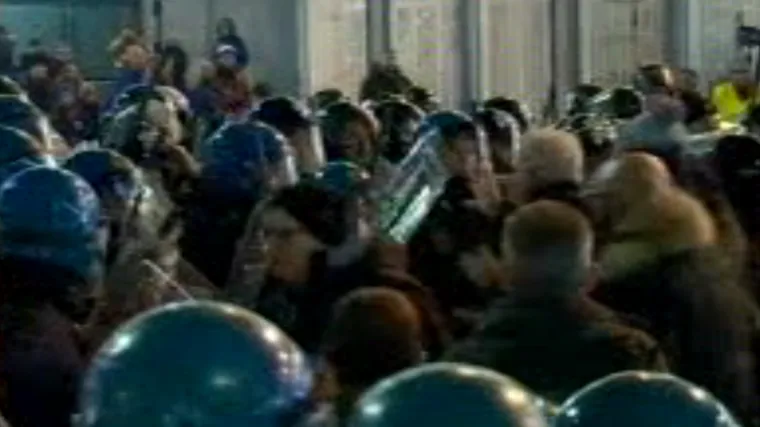 Na San Siru do&scaron;lo do sukoba navijača, troje ozlijeđenih, jake snage policije spriječile veći incident