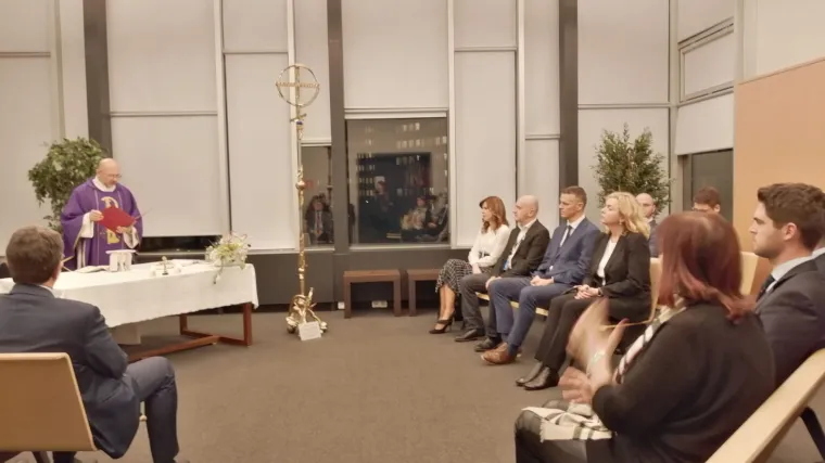 Misa za žrtve Vukovara i &Scaron;kabrnje u EU parlamentu: 'Ne dajte da nam vrijeđaju domovinu i narod'