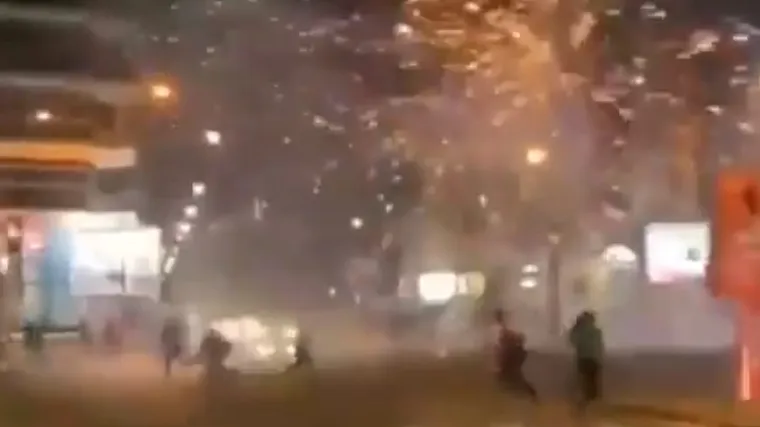 Sukobili se usred grada, čuli se pucnjevi, pirotehnika leti na sve strane