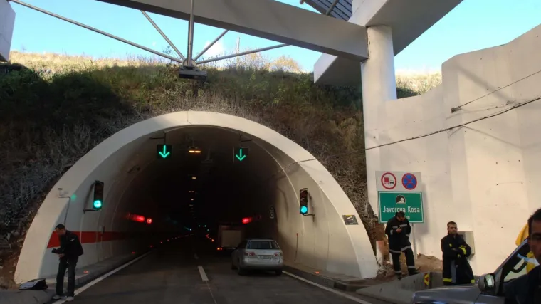 Vozač te&scaron;ko ozlijeđen, automobil posve zgnječen; sreća je da na suvozačkom mjestu nije bilo nikoga