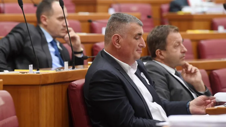 Zastupnici su osudili EU jer Sjevernoj Makedoniji i Albaniji nije otvorila pretpristupne pregovore