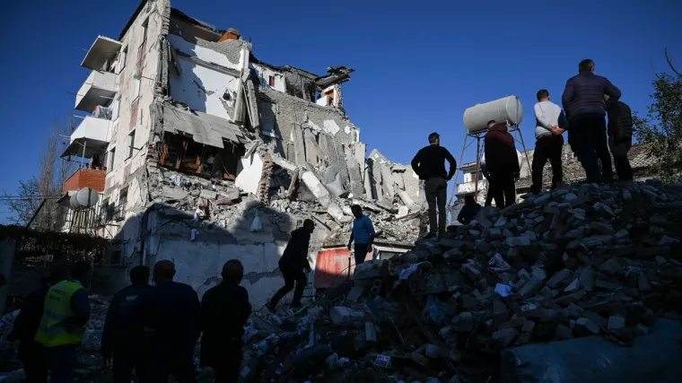 Žena (30) spa&scaron;ena nakon 14-satne akcije, dva sata kasnije policija uklonila tijelo njezine kćeri (8)...