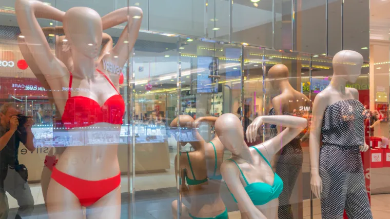 'Trčao je gore dolje ispred izloga, derao se i vri&scaron;tao i udarao po staklu'