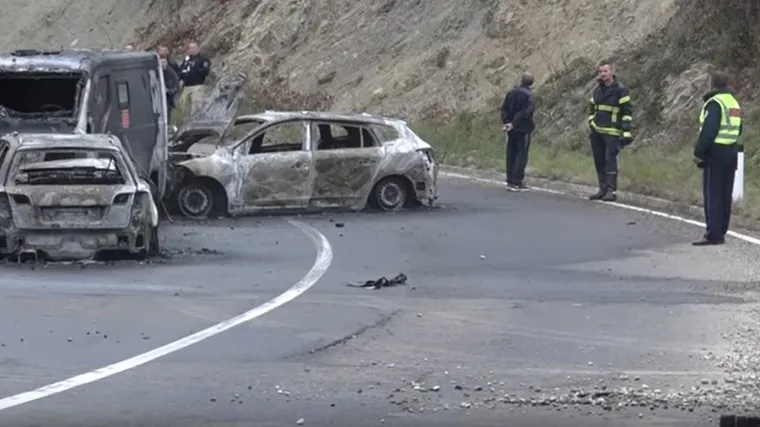 Pljača&scaron;i presreli vozilo za prijevoz novca pa pucali po za&scaron;titarima; Magistrala puna izgorenih vozila