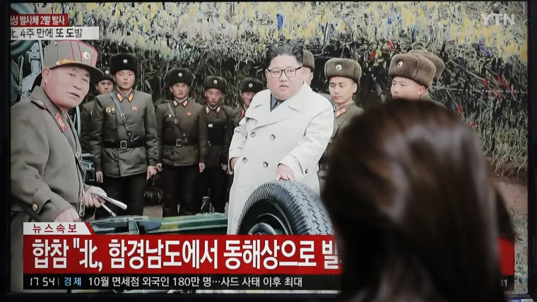 Kim Jong-un nadgledao lansiranje raketa: Na američki Dan zahvalnosti ispalili dva projektila