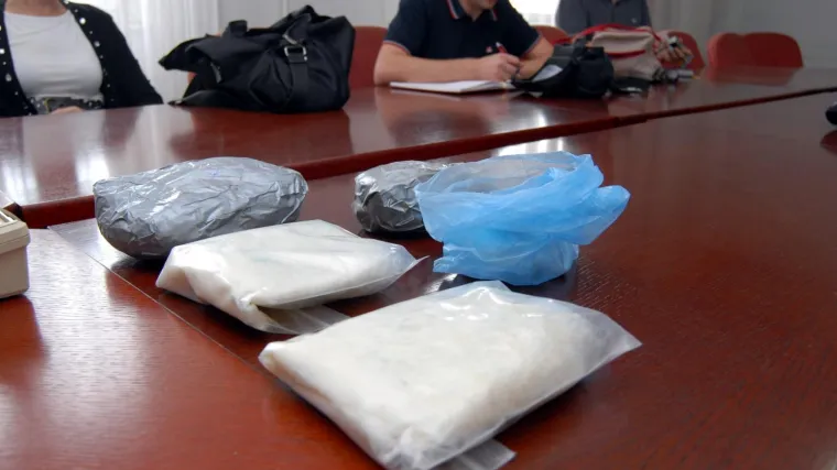 Uhitili skupinu od osam ljudi,  našli na kilograme trave i amfetamina