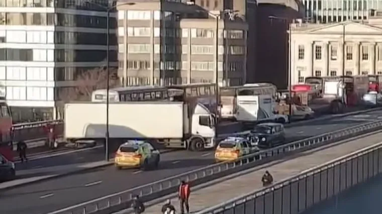 Ljudi panično bježali s mosta, policija upucala napadača