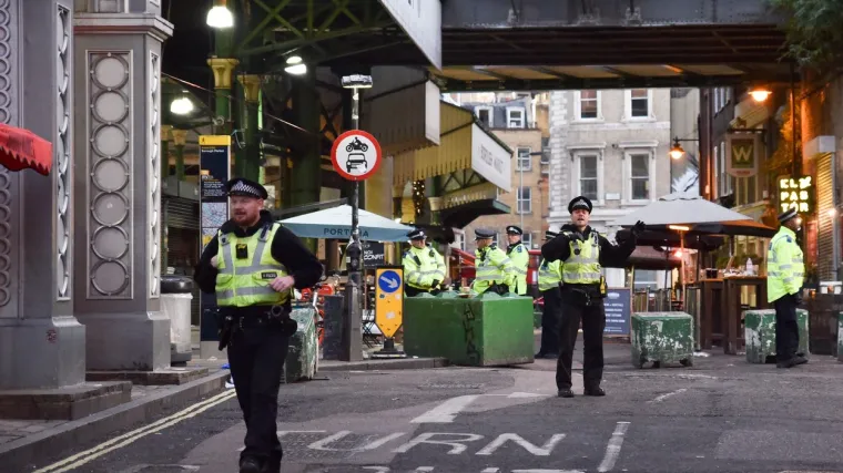 Bacili se na napadača naoružanog nožem i eksplozivnim prslukom