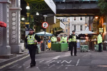 Bacili se na napadača naoružanog nožem i eksplozivnim prslukom