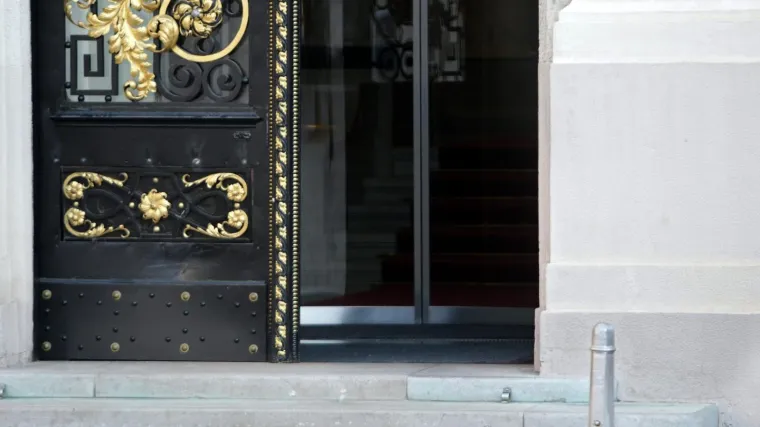 Tajnici na glavu pao prozorski okvir, zavr&scaron;ila na &scaron;ivanju