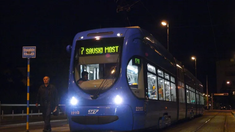 Pijana i s mobitelom u ruci probila tramvajsku ogradu te zaglavila na tračnicama: 'Teturala je i smijala se'