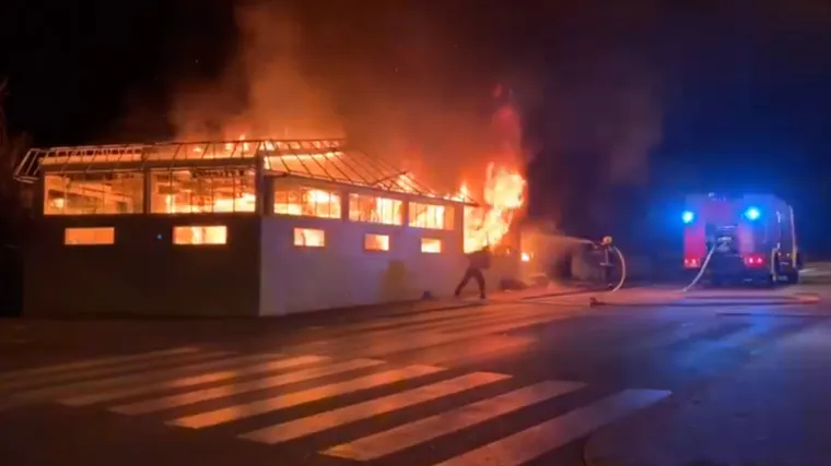 VIDEO U Makarskoj izgorio jedan od najstarijih restorana, &scaron;teta je ogromna