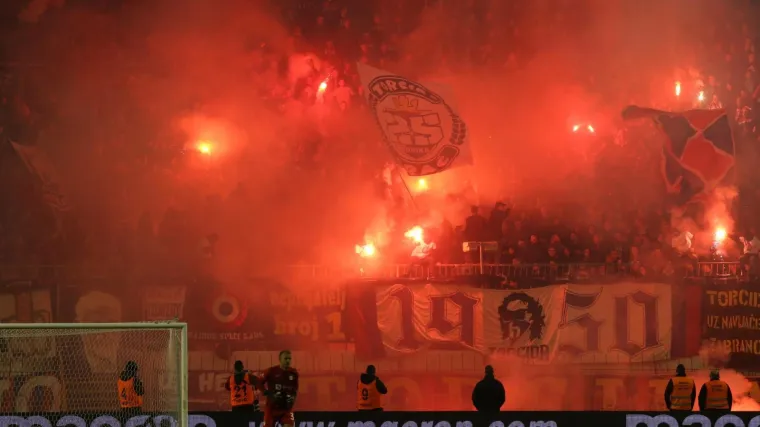 Torcida skandirala treneru: 'Buriću, odlazi', Armada uzvratila: 'Buriću ostani'