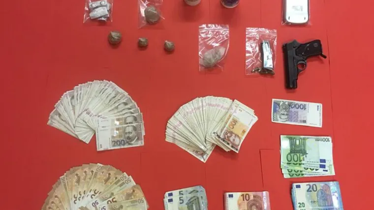 Pala dvojica u Zadru: Pronađen heroin, pi&scaron;tolj i veća količina novca u domaćoj i stranoj valuti