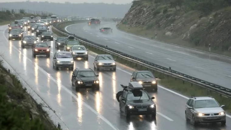 Upozorenje za vozače! Zbog jakih pljuskova na kolnicima ima vode, a mogući su i odroni