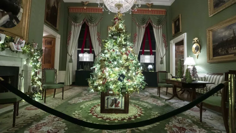 Bijela kuća u božićnom ruhu: Drvce visoko 6 metara, vi&scaron;e od 14 tisuća ukrasa, umjetni snijeg...