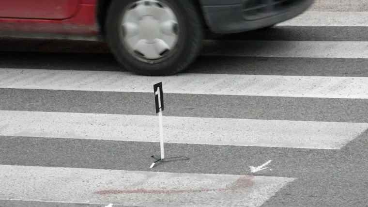 Vozačica iza&scaron;la iz auta i brutalno pretukla te&scaron;ko pokretnu staricu koja je prelazila cestu mimo 'zebre'