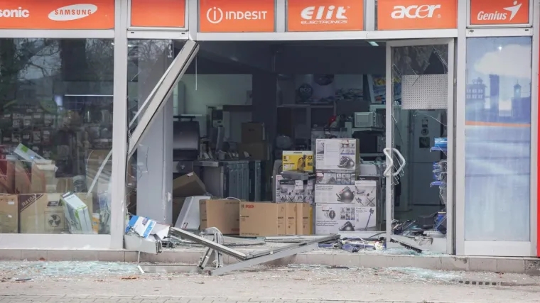 VIDEO Automobilom uletjela u izlog trgovine: Izletjela iz kružnog toka iz stvarno bizarnog razloga