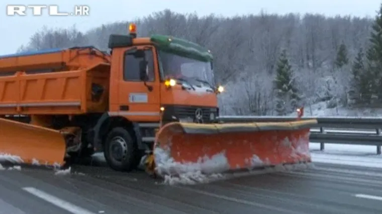 Pale su prve snježne pahulje: Ralice iza&scaron;le na ceste, Gorani i Ličani spremni za zimu