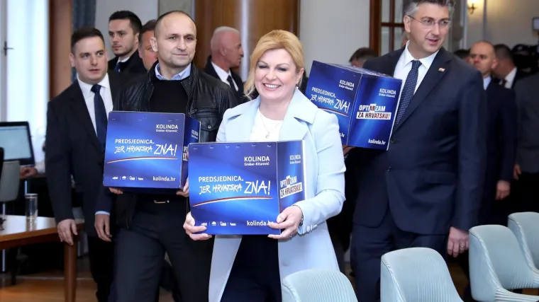Kolinda Grabar-Kitarović i Plenković sami nosili kutije u DIP: Skupljeno vi&scaron;e od 230.000 potpisa