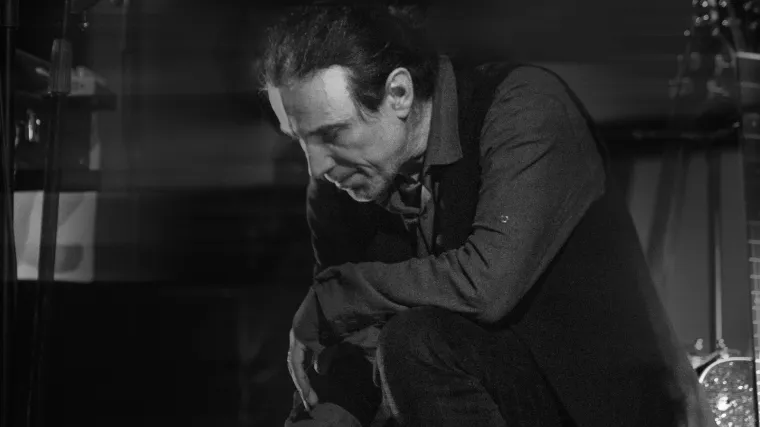 Makedonski glazbenik i član nekih od najvažnijih regionalnih dark wave bendova, dolazi u Tvornicu