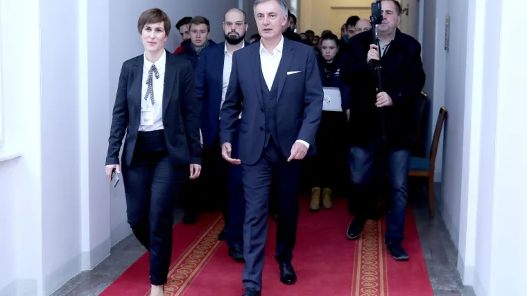 &Scaron;koro predao 70.000 potpisa: 'Hrvatska živi u strahu. Nemamo vremena za drugi krug'