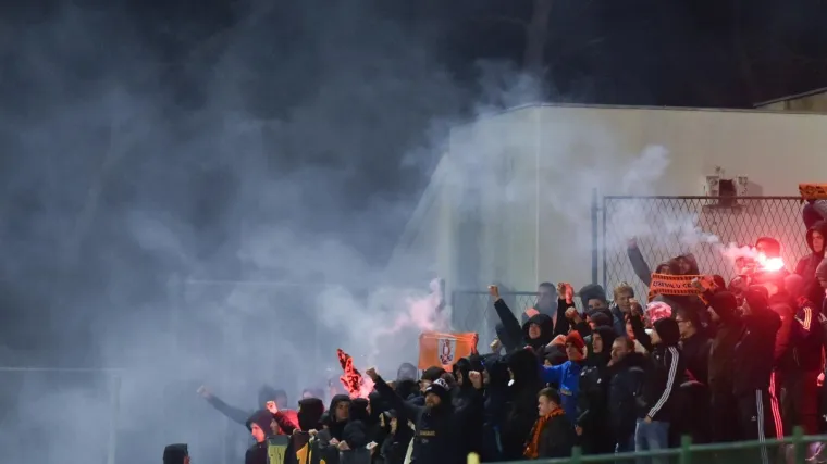 Napravili su pravi show na tribinama, baklje zavr&scaron;ile i na travnjaku