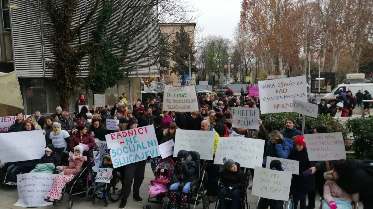 Prosvjed roditelja njegovatelja ispred Ministarstva: 'Životarimo sa sramotnim iznosom od 2500 kuna'