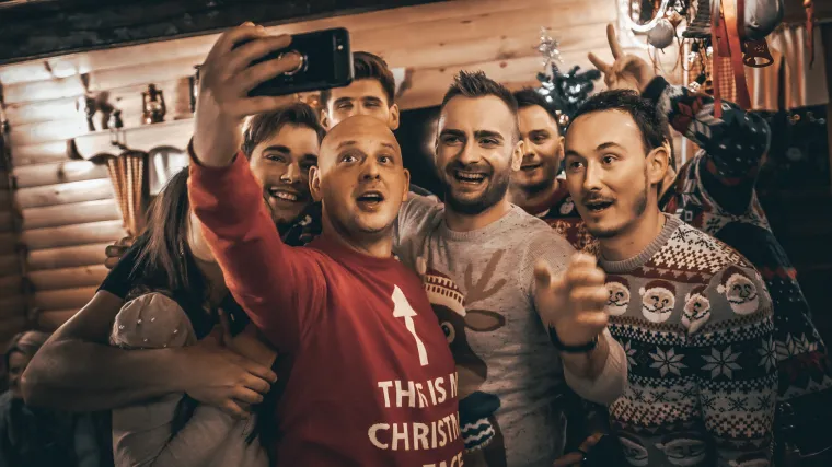 Ovo je najbožićnija hrvatska pjesma, lako ulazi u uho, a u spotu se pojavio i popularni Lujo sa svojom djevojkom