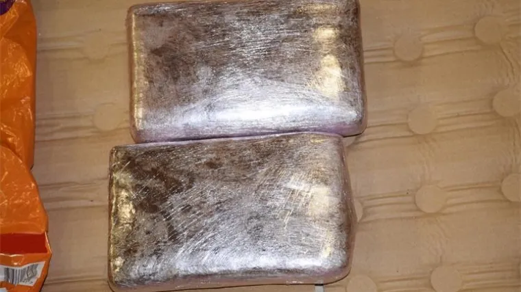 U dva automobila dileri prevozili skoro dvije i pol kile kokaina u dva pakiranja